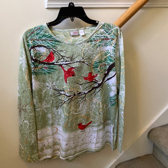 size XL, bust is up to 44” inches, four cardinals pretty shirt, new condition - Picture 7 of 9